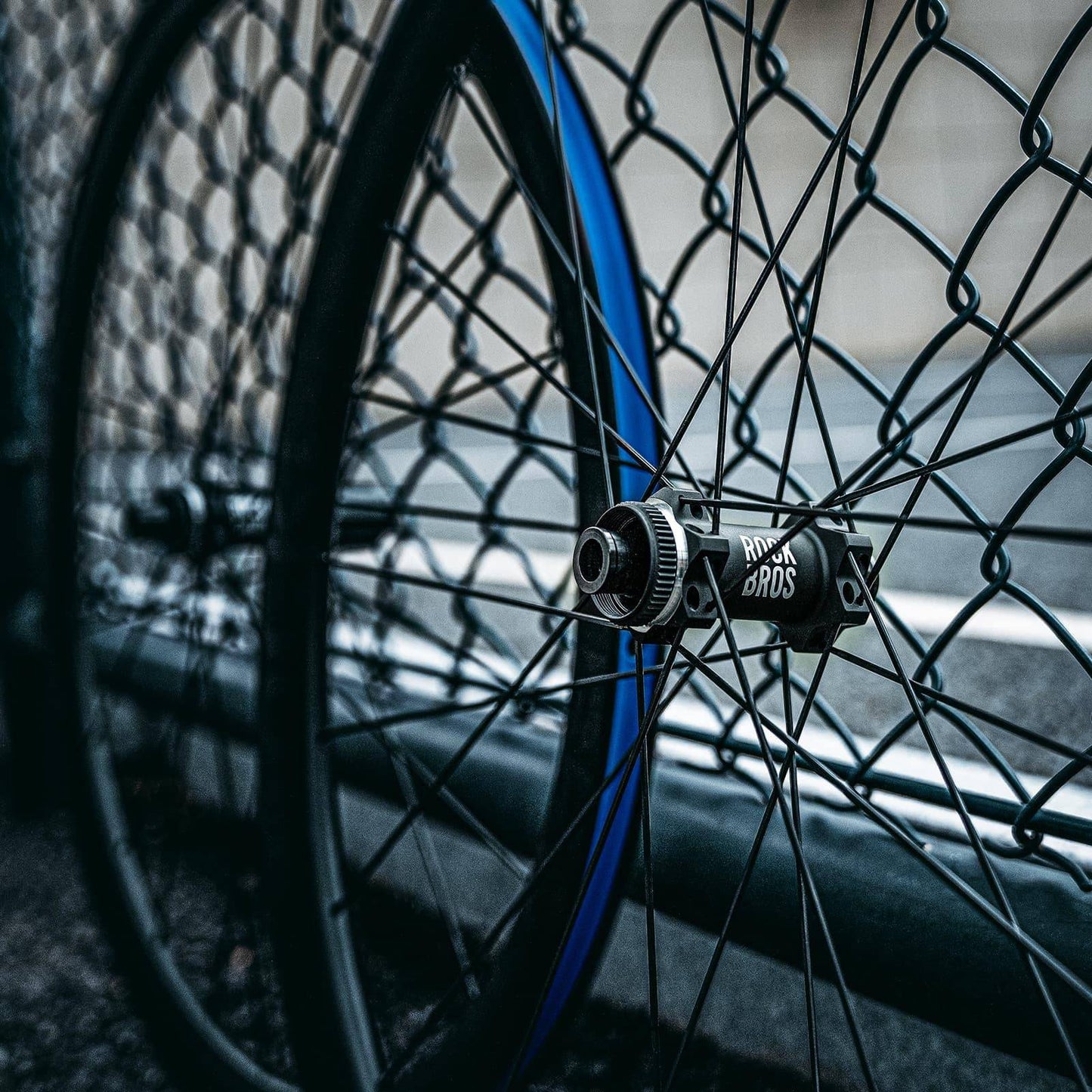 700C hiilikuitukiekkosetti 38 mm levyjarrulla, läpiakselilla, maantiepyörään ROCKBROS