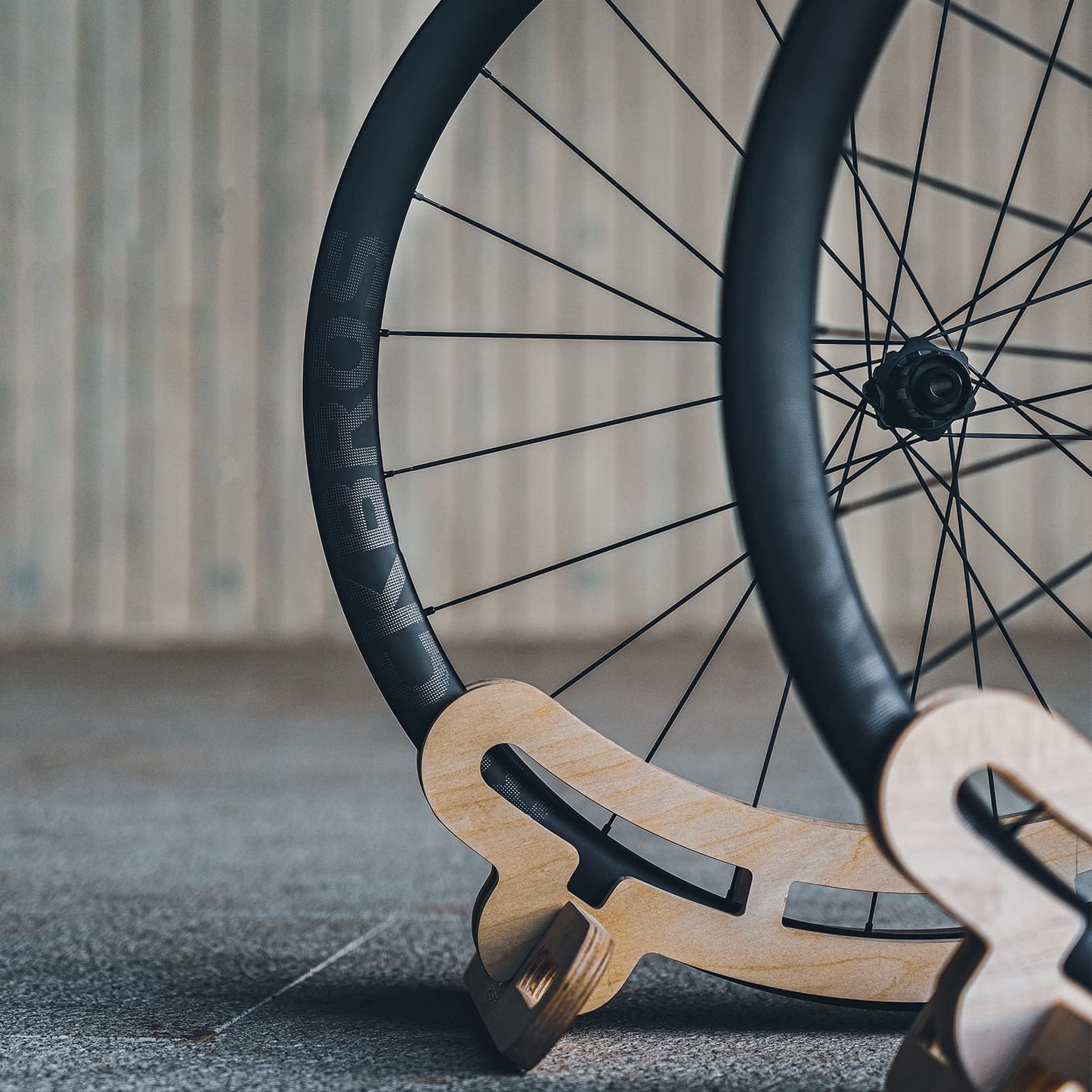 700C hiilikuitukiekkosetti 38 mm levyjarrulla, läpiakselilla, maantiepyörään ROCKBROS