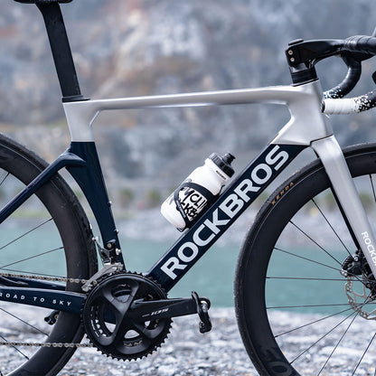 ROCKBROS 600 ml:n urheilujuomapullo PP5-muovista, toimitetaan pölysuojalla.